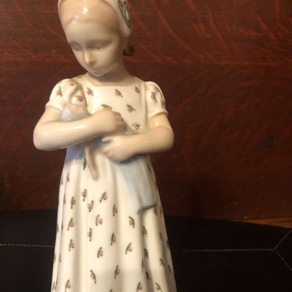 Bing & Grondahl Mary holding her doll # 1721